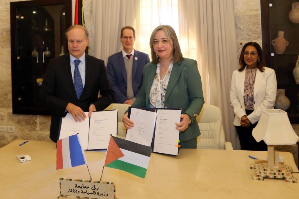 جانب من توقيع الاتفاقية